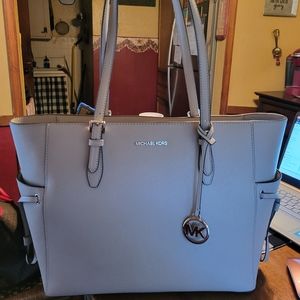 BNWT MK LG GILLY BAG